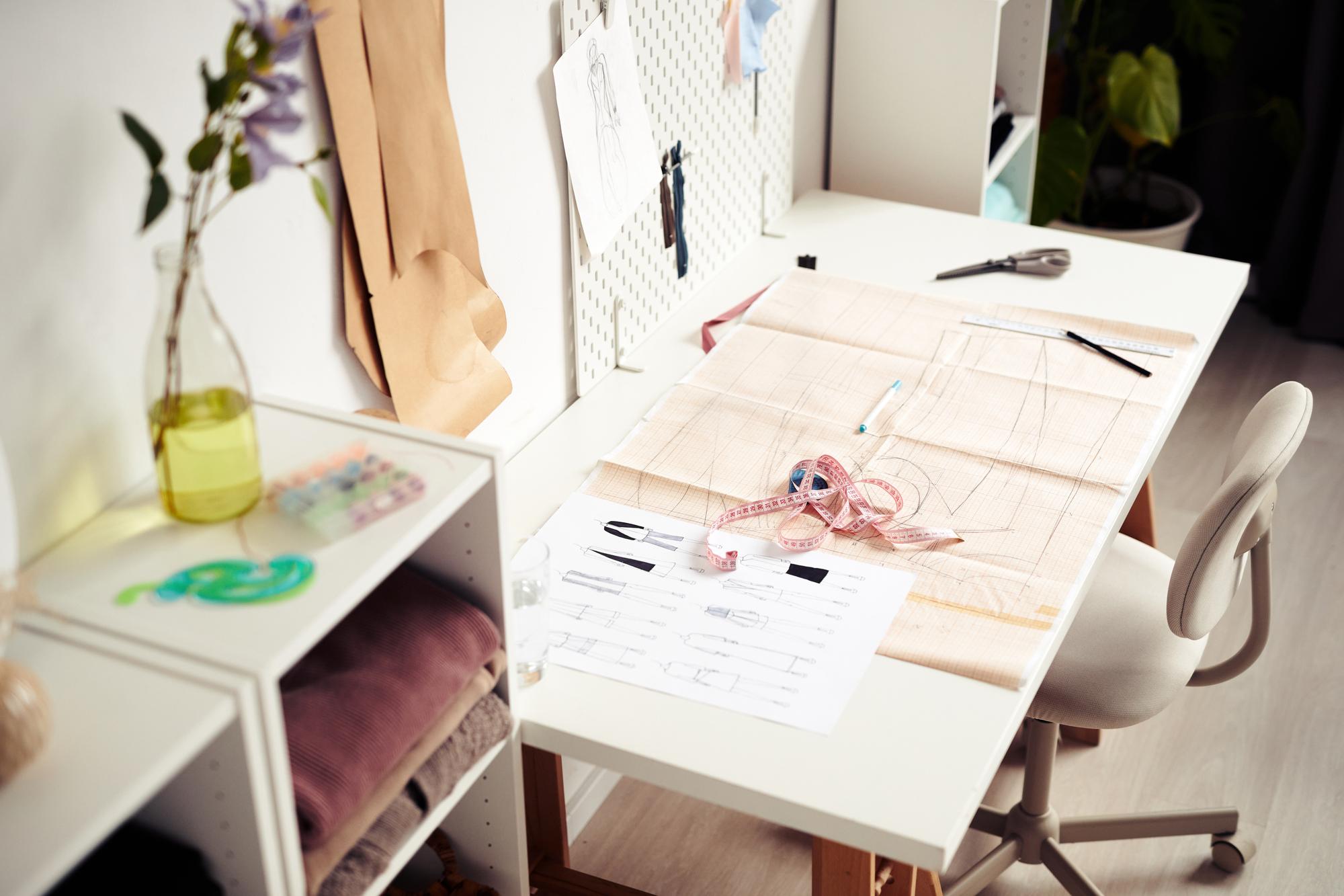 Tavolo atelier con progetto di ricamo e campioni